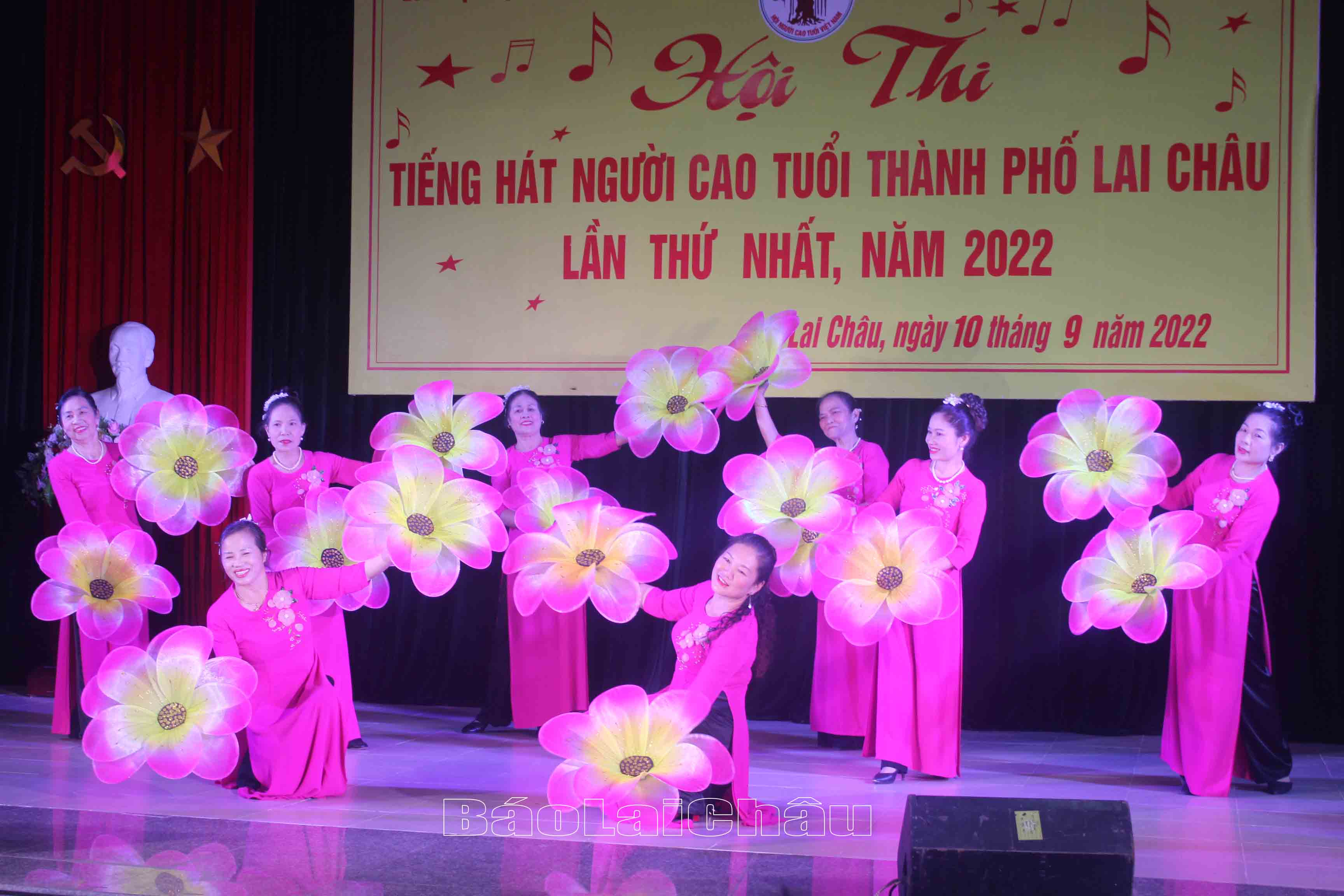 Tiết mục "Đảng đã cho ta một mùa xuân" do Hội NCT phường Tân Phong biểu diễn.